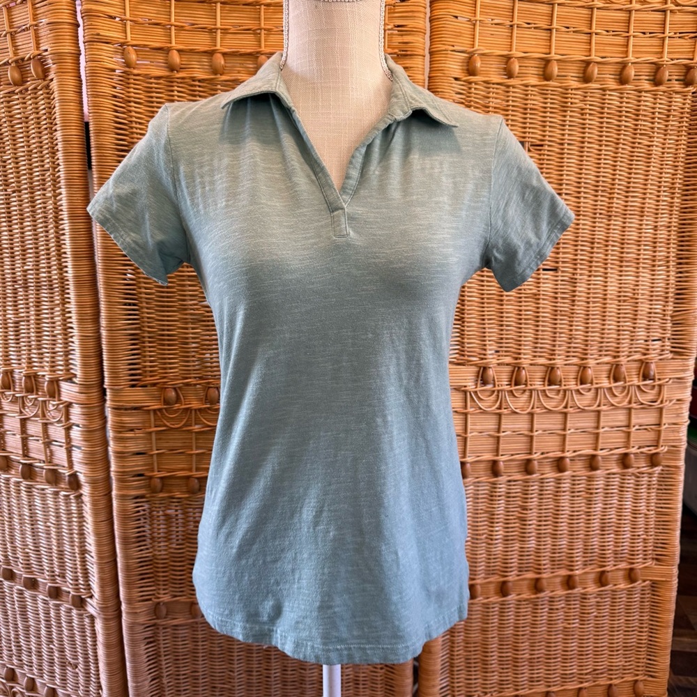 Columbia Sage Green Collared V-Neck Tee Soft Casual Shirt Women’s Top Size XS/TP